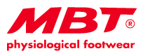 Röd MBT-logotyp med texten 'physiological footwear' på svart bakgrund. Representerar ergonomiska skor med rullsula.
